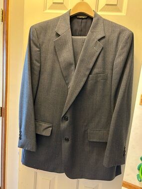 Men's Gray Two-Button Classic Suit Jacket